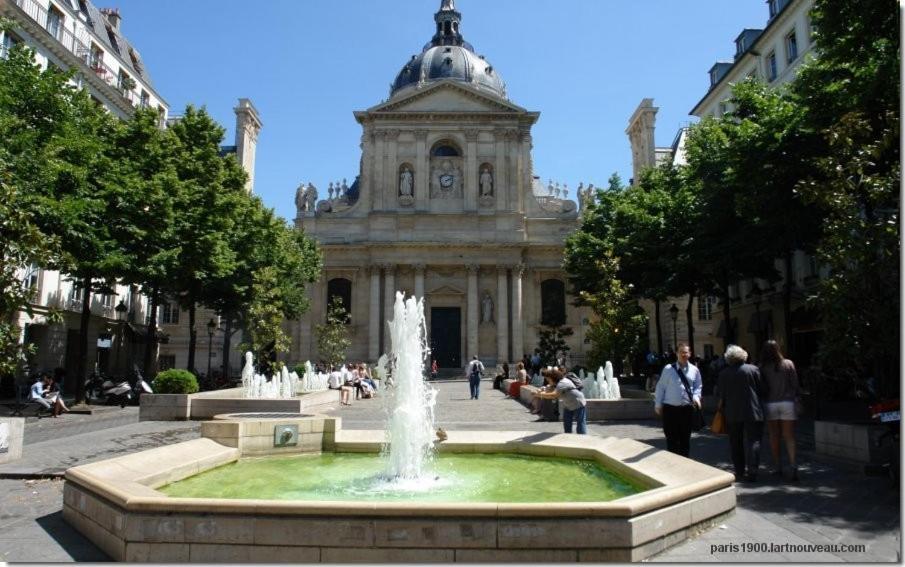 דירות פריז Petite Maison Avec Cour Dans Les Beaux Quartiers-Vous Faites Le Menage- Very Good Prices For T-H-E Location But You Have To Clea-N Th-E Flat מראה חיצוני תמונה