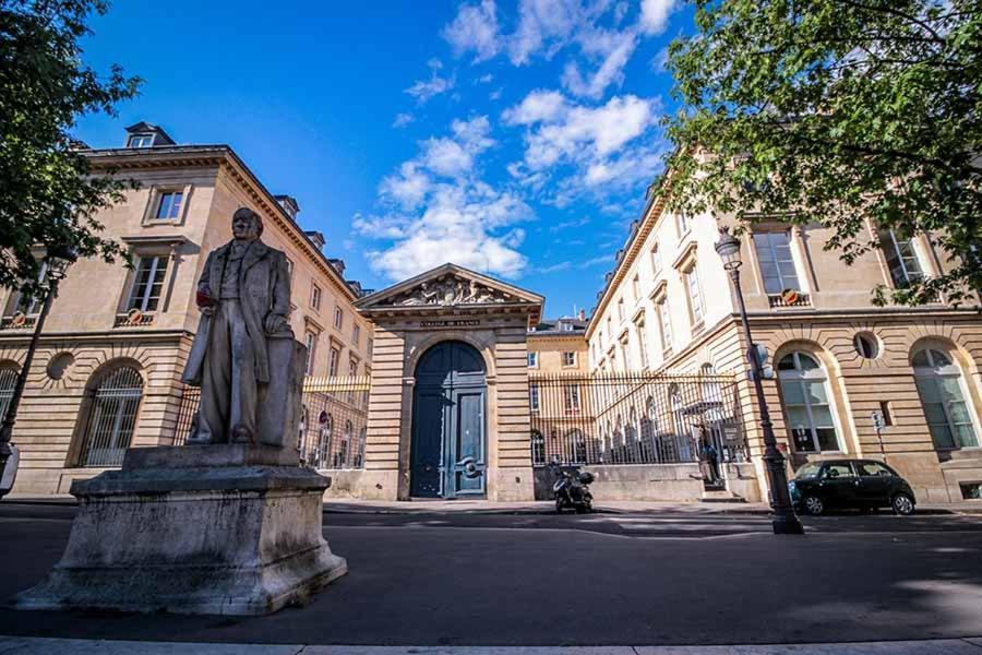 דירות פריז Petite Maison Avec Cour Dans Les Beaux Quartiers-Vous Faites Le Menage- Very Good Prices For T-H-E Location But You Have To Clea-N Th-E Flat מראה חיצוני תמונה