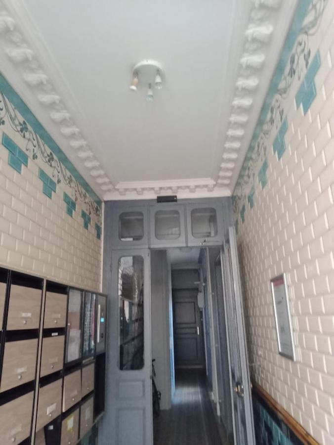 דירות פריז Petite Maison Avec Cour Dans Les Beaux Quartiers-Vous Faites Le Menage- Very Good Prices For T-H-E Location But You Have To Clea-N Th-E Flat מראה חיצוני תמונה