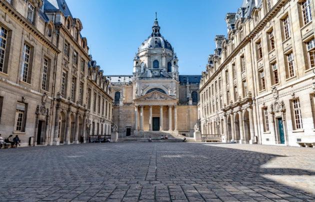 דירות פריז Petite Maison Avec Cour Dans Les Beaux Quartiers-Vous Faites Le Menage- Very Good Prices For T-H-E Location But You Have To Clea-N Th-E Flat מראה חיצוני תמונה