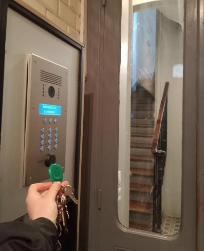 דירות פריז Petite Maison Avec Cour Dans Les Beaux Quartiers-Vous Faites Le Menage- Very Good Prices For T-H-E Location But You Have To Clea-N Th-E Flat מראה חיצוני תמונה