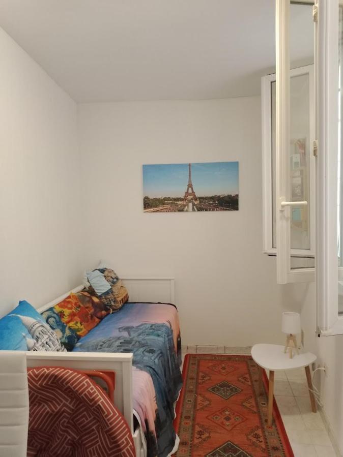 דירות פריז Petite Maison Avec Cour Dans Les Beaux Quartiers-Vous Faites Le Menage- Very Good Prices For T-H-E Location But You Have To Clea-N Th-E Flat מראה חיצוני תמונה