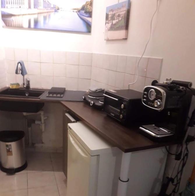 דירות פריז Petite Maison Avec Cour Dans Les Beaux Quartiers-Vous Faites Le Menage- Very Good Prices For T-H-E Location But You Have To Clea-N Th-E Flat מראה חיצוני תמונה