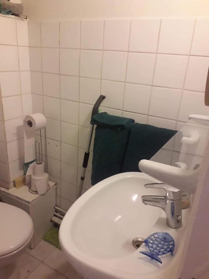 דירות פריז Petite Maison Avec Cour Dans Les Beaux Quartiers-Vous Faites Le Menage- Very Good Prices For T-H-E Location But You Have To Clea-N Th-E Flat מראה חיצוני תמונה