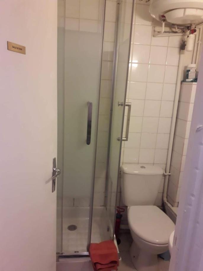 דירות פריז Petite Maison Avec Cour Dans Les Beaux Quartiers-Vous Faites Le Menage- Very Good Prices For T-H-E Location But You Have To Clea-N Th-E Flat מראה חיצוני תמונה
