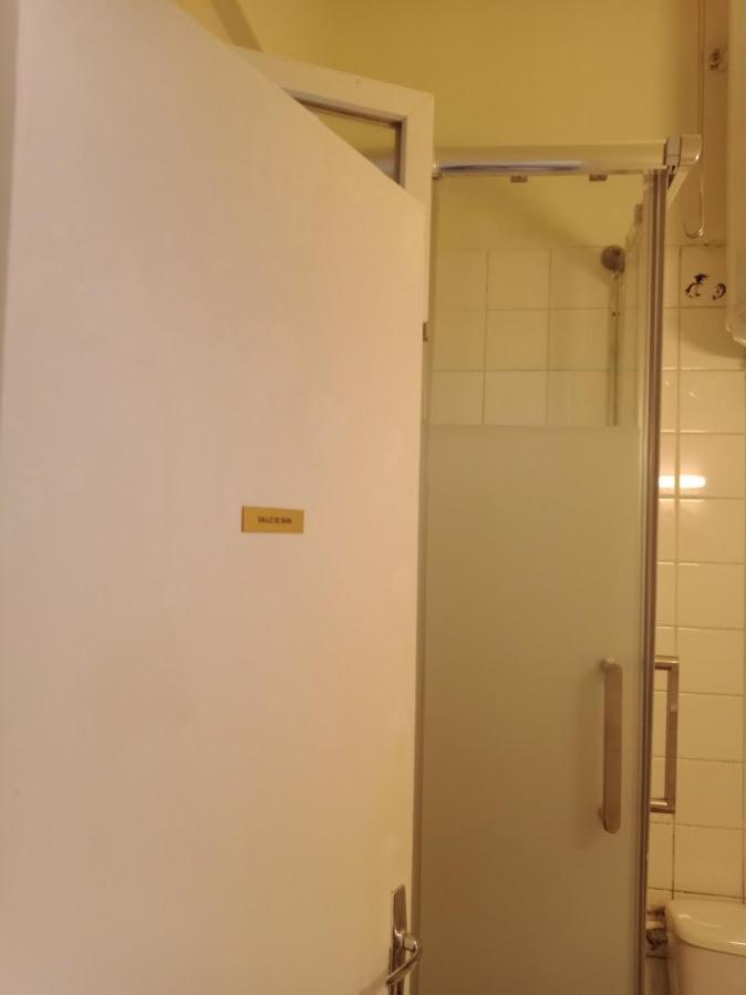 דירות פריז Petite Maison Avec Cour Dans Les Beaux Quartiers-Vous Faites Le Menage- Very Good Prices For T-H-E Location But You Have To Clea-N Th-E Flat מראה חיצוני תמונה