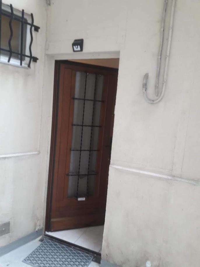 דירות פריז Petite Maison Avec Cour Dans Les Beaux Quartiers-Vous Faites Le Menage- Very Good Prices For T-H-E Location But You Have To Clea-N Th-E Flat מראה חיצוני תמונה