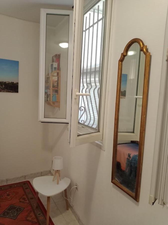דירות פריז Petite Maison Avec Cour Dans Les Beaux Quartiers-Vous Faites Le Menage- Very Good Prices For T-H-E Location But You Have To Clea-N Th-E Flat מראה חיצוני תמונה