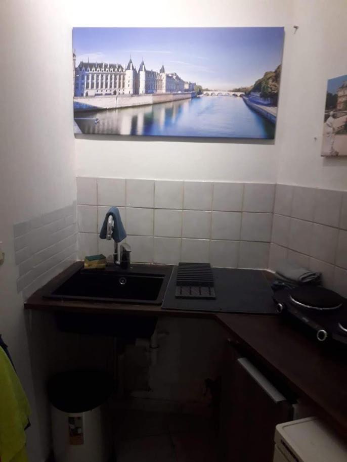 דירות פריז Petite Maison Avec Cour Dans Les Beaux Quartiers-Vous Faites Le Menage- Very Good Prices For T-H-E Location But You Have To Clea-N Th-E Flat מראה חיצוני תמונה