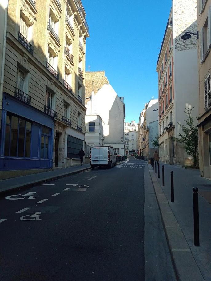 דירות פריז Petite Maison Avec Cour Dans Les Beaux Quartiers-Vous Faites Le Menage- Very Good Prices For T-H-E Location But You Have To Clea-N Th-E Flat מראה חיצוני תמונה